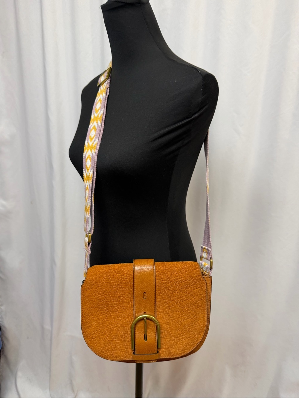Fossil Leather Crossbody Saddle Bag Tan Woven Flap Adjustable Guitar Strap - Picture 4 of 14